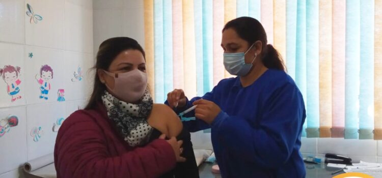 Professores da fronteira oeste iniciam vacinação contra covid-19
